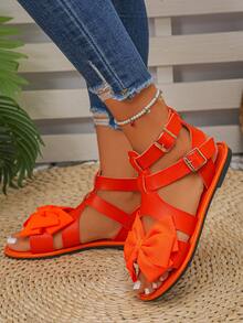 1 đôi sandal nữ màu trơn hở mũi kiểu La Mã, được làm từ chất liệu liền mạch mềm mại và linh hoạt, có khóa cài quai cổ chân, họa tiết hoa bướm trang trí phá cách, mang lại sự thoải mái trong từng bước đi. - Hoa bướm màu cam - Xem 5