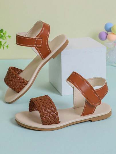 1 par de sandalias de playa para niñas en color marrón, suela de goma antideslizante y suave, diseño de bloque de color en PU suave, cierre de , punta redonda, de moda y lindas, adecuadas para uso diario de niñas, viajes, vacaciones, hogar, fiestas, nueva colección Primavera/Verano 2026