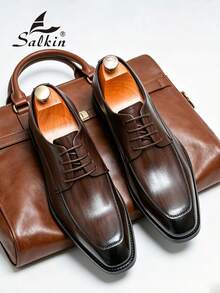 Salkin Giày Derby nam cổ điển, thiết kế retro với đế đỏ, giày tây da mềm cao cấp hiện đại, mũi nhọn thoáng khí, buộc dây, phù hợp cho quý ông, công sở, các sự kiện xã hội, đám cưới. Thích hợp cho hẹn hò, bữa tối lãng mạn, kỳ nghỉ. Giày học sinh, phong cách đại học. Khuyến nghị nên chọn lớn hơn một size. - Rỉ Nâu - Xem 1