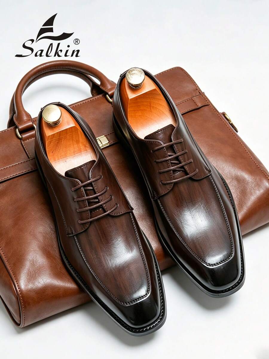 Salkin Giày Derby nam cổ điển, thiết kế retro với đế đỏ, giày tây da mềm cao cấp hiện đại, mũi nhọn thoáng khí, buộc dây, phù hợp cho quý ông, công sở, các sự kiện xã hội, đám cưới. Thích hợp cho hẹn hò, bữa tối lãng mạn, kỳ nghỉ. Giày học sinh, phong cách đại học. Khuyến nghị nên chọn lớn hơn một size. - Rỉ Nâu - Xem 1
