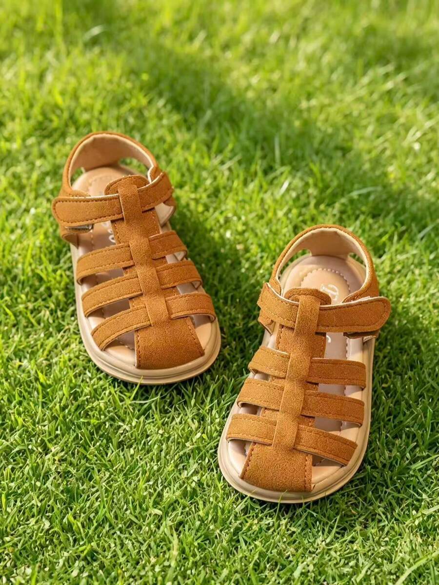 1 par de sandalias para niños con parte superior de PU, suela gruesa antideslizante, cierre de , nuevo diseño de punta cerrada 2026 para proteger mejor los pies de los niños, forro suave y transpirable, adecuado para caminar, jugar, playa, uso casual