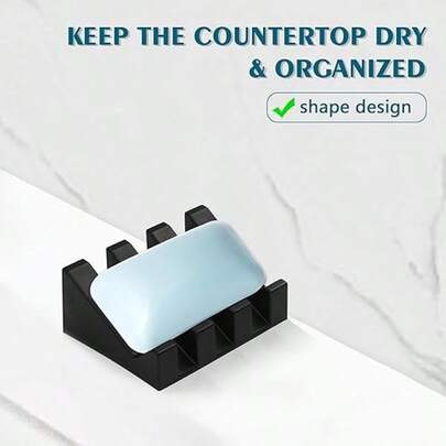 Hộp đựng xà phòng silicon treo có rãnh thoát nước, sử dụng chất liệu silicon nguyên khối, có chức năng chống ẩm, chống nấm mốc và chống thấm nước. Thiết kế có gờ giúp giữ xà phòng ổn định và không bị trượt. Cấu trúc rỗng giúp thoát nước nhanh chóng và ngăn ngừa xà phòng bị mềm và hư hỏng. Thiết kế liền mạch ngăn ngừa tích tụ bụi bẩn và dễ dàng vệ sinh. Lắp đặt không cần khoan, thích hợp cho phòng tắm, bồn rửa và nhà bếp, kiểu dáng đơn giản phù hợp với nhiều phong cách nhà cửa.