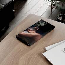 [Spedizione in 24h da DE/FR/ES] Custodia per telefono Apple 17 16 15 Promax 23 24 25 26 Ultra Galaxy Sylus, Love And Deepspace, Zayne, Xavier, Rafayel, Anime, Otome, Accessori anime, Regalo per fan, Caleb - consistenza satinata - Visualizzare 4