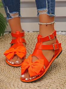 1 đôi sandal nữ màu trơn hở mũi kiểu La Mã, được làm từ chất liệu liền mạch mềm mại và linh hoạt, có khóa cài quai cổ chân, họa tiết hoa bướm trang trí phá cách, mang lại sự thoải mái trong từng bước đi. - Hoa bướm màu cam - Xem 12