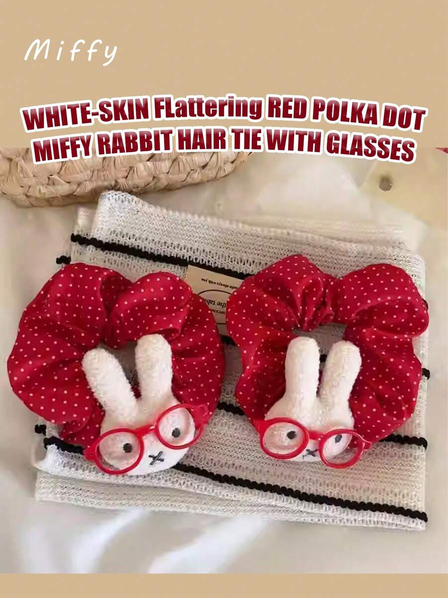 MIFFY 白色红点刺绣兔子发圈，可爱日式红白波点面料，搭配戴着红色眼镜的 3D 毛绒 MIFFY，柔软弹力带设计，轻盈可爱，适合日常、上学、办公、聚会等场合。