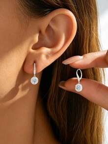KAHOOT Một đôi bông tai kiểu Pháp bằng bạc sterling 925 thanh lịch và cổ điển, với hai viên đá Moissanite 1 carat được gắn trong khung bốn chấu trang nhã. - Bạc - Xem 6