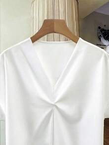 Blusa Minimalista con Cuello en V y Detalle Trenzado, Manga Corta con Puño Enrollado, Tela Ligera, Top Informal para Uso Diario - Blanco - Ver 2