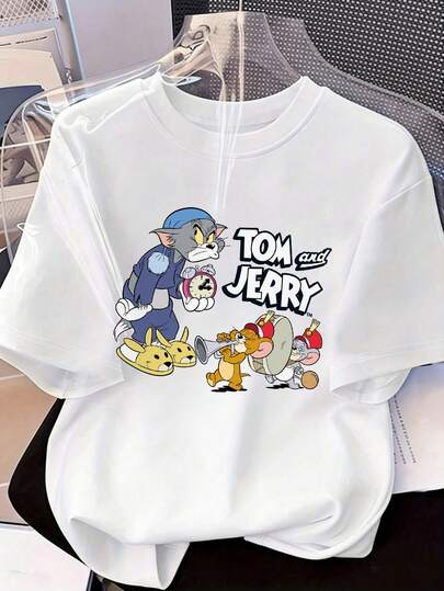 SHEIN X Tom & Jerry 夏季女式短袖T恤，印有经典卡通人物乐队趣味图案和品牌字母设计，完美打造美式复古甜美酷炫的E-Girl风格，适合日常通勤、闺蜜约会、街头摄影、夏季购物、校园郊游、度假休闲、音乐节等场合，是打造减龄休闲甜美酷炫造型的必备单品。