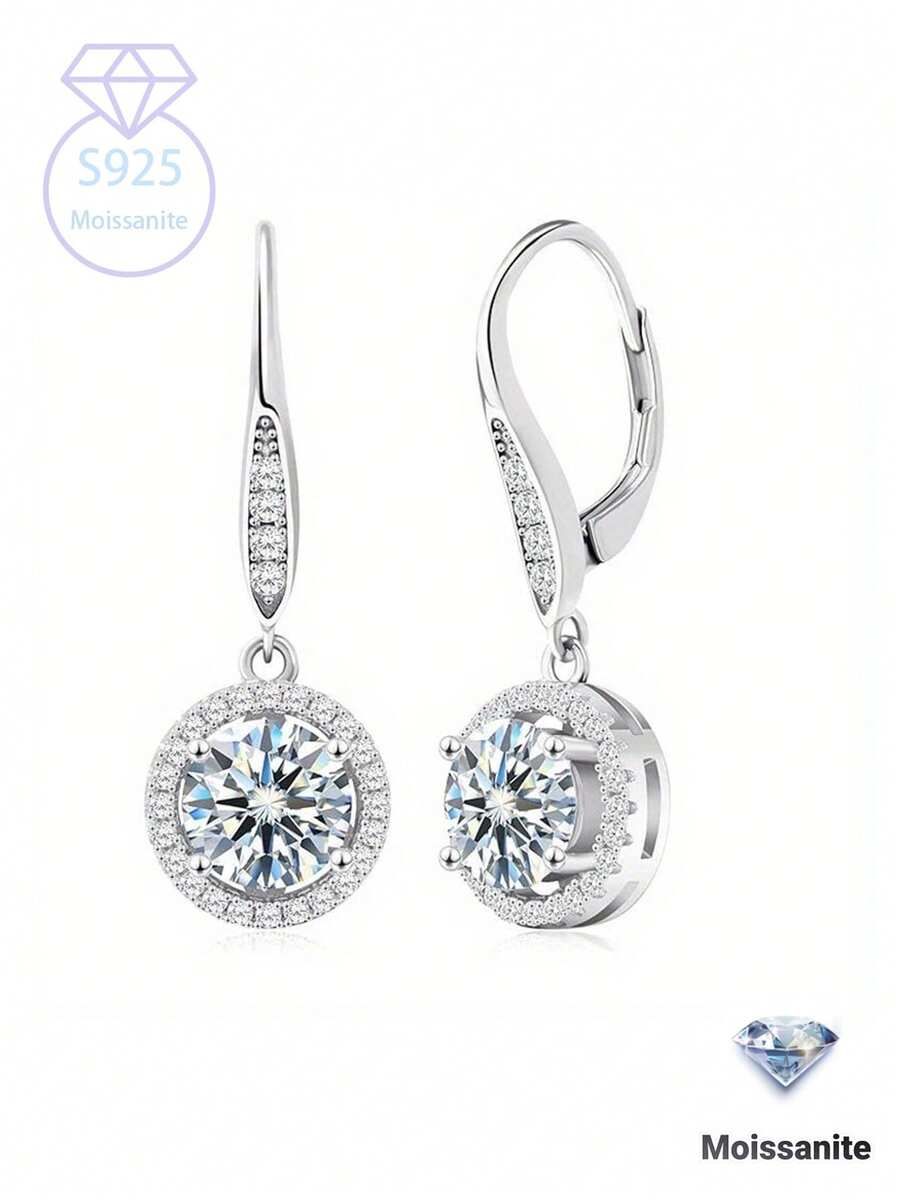 KAHOOT Một đôi bông tai kiểu Pháp bằng bạc sterling 925 thanh lịch và cổ điển, với hai viên đá Moissanite 1 carat được gắn trong khung bốn chấu trang nhã.