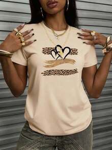 Camiseta de verano para mujer, de manga corta y diseño de cuello redondo. Cuenta con mangas cortas y está decorado con un patrón vintage de corazones de leopardo por toda la prenda. Diseño estampado moderno, sencillo y sofisticado. - Beis - Ver 6