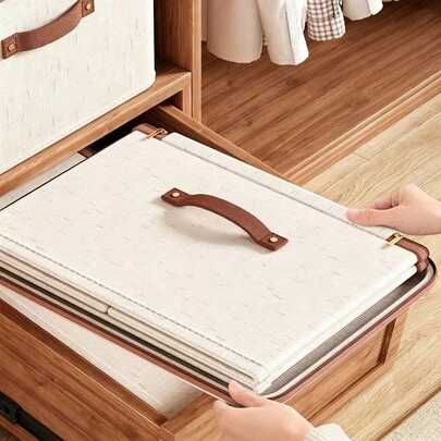 Hộp vải đựng đồ có thể gập lại, hộp vải có nắp đậy, thích hợp để đựng quần áo, đồ chơi và đồ dùng gia đình. Chất liệu cotton và lanh. Hộp đựng đồ và sắp xếp phòng ngủ, 1 chiếc đơn giản có ngăn kéo, hộp đựng văn phòng phẩm và mỹ phẩm đa chức năng, hộp sắp xếp bàn trang điểm và văn phòng phẩm, thích hợp cho sinh viên và ký túc xá, bàn làm việc, bàn học, ký túc xá sinh viên, tủ quần áo phòng ngủ, tủ phòng tắm, v.v. Hộp đựng đồ có thể gập lại dung tích lớn, hộp đựng quần áo trong tủ quần áo.