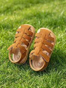 1 par de sandalias para niños con parte superior de PU, suela gruesa antideslizante, cierre de , nuevo diseño de punta cerrada 2026 para proteger mejor los pies de los niños, forro suave y transpirable, adecuado para caminar, jugar, playa, uso casual - Marrón - Ver 5
