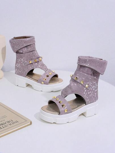 1 đôi sandal cao gót đế xuồng khoét lỗ màu tím lấp lánh mới dành cho trẻ em, trang trí bằng đinh tán, họa tiết bướm, thiết kế khóa kéo phía sau, phù hợp cho mặc hàng ngày, hoạt động ngoài trời, dự tiệc, thời trang và đa năng.