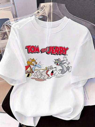 SHEIN X Tom & Jerry Camiseta feminina de manga curta para o verão, com estampa divertida de personagens clássicos de desenhos animados e letras da marca. Perfeita para um estilo retrô americano e um visual descolado e moderno, ideal para o dia a dia, encontros com as amigas, fotos de rua, compras de verão, passeios na faculdade, férias, festivais de música e muito mais. Uma peça essencial para criar looks descontraídos e estilosos que rejuvenescem.