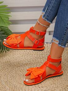 1 đôi sandal nữ màu trơn hở mũi kiểu La Mã, được làm từ chất liệu liền mạch mềm mại và linh hoạt, có khóa cài quai cổ chân, họa tiết hoa bướm trang trí phá cách, mang lại sự thoải mái trong từng bước đi. - Hoa bướm màu cam - Xem 3