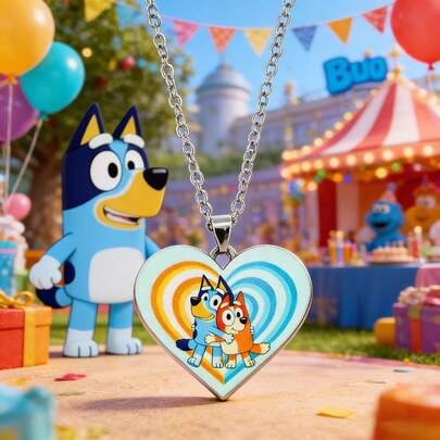 Bluey Mẫu dây chuyền chủ đề Bruy siêu dễ thương năm 2026 đã ra mắt! Mặt dây chuyền hình trái tim được in hình họa tiết Ruyi và Bingo, kết hợp với nền hào quang cầu vồng, tràn đầy sức sống, chắc chắn sẽ làm ấm lòng các cô gái! Thoải mái và đa năng để đeo hàng ngày. Mẫu mã được giao ngẫu nhiên, mỗi chiếc đều mang đến một bất ngờ độc đáo.
