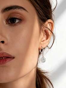 KAHOOT Một đôi bông tai kiểu Pháp bằng bạc sterling 925 thanh lịch và cổ điển, với hai viên đá Moissanite 1 carat được gắn trong khung bốn chấu trang nhã. - Bạc - Xem 4