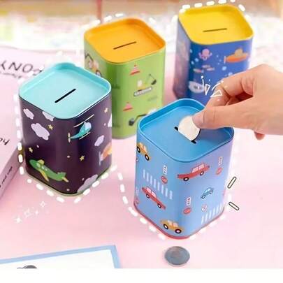 1 chiếc ống tiết kiệm bằng kim loại hình hoạt hình dễ thương dành cho trẻ em, in hình ô tô, máy bay, đại dương đáng yêu, thiết kế tinh tế và mang tính giáo dục, phù hợp cho cả bé trai và bé gái. Chất liệu thiếc hình vuông chắc chắn và bền, gia công tinh xảo, khả năng niêm phong tốt giúp dễ dàng bảo quản. Thiết kế khe bỏ tiền ở phía trên, thuận tiện cho việc gửi và rút tiền, giúp hình thành thói quen tiết kiệm tài chính tốt cho trẻ em từ nhỏ.