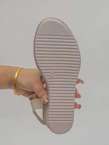 Giày sandal đế xuồng vàng cổ điển mùa hè dành cho nữ, đế dày, kiểu dáng thường ngày đi biển; Sandal đế xuồng hở mũi màu be thoải mái, đa năng; Sandal đế xuồng quai chéo thanh lịch, thoải mái để mang ở nhà. - Màu be - Xem 7