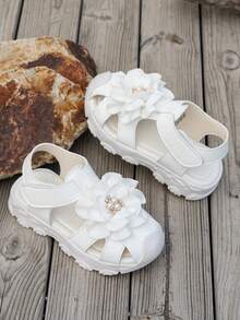 1 par de sandalias de princesa de dedo cerrado blancas para niños, diseño con cortes para mayor respirabilidad, decoración con flores de tela en capas y perlas con diamante de imitación, estilo dulce y lindo adecuado para niñas pequeñas - Blanco - Ver 2
