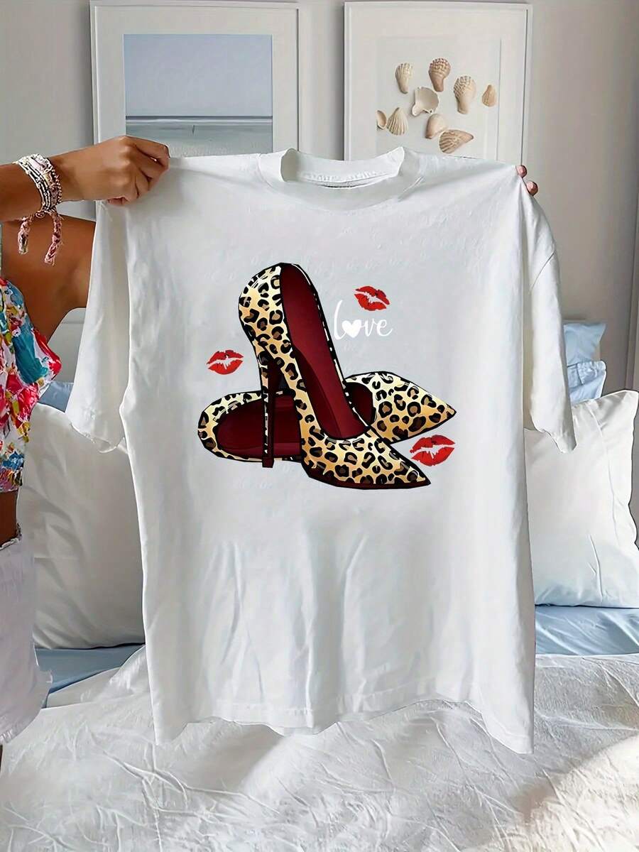 Unisex Size. Plus Size Women's Summer Cotton T-Shirt. One Piece Printed With A Leopard Print, High Heels, The Word "Love," And A Lip Print. Fashionable Summer T-Shirt For Women, 180 Grams, Casual Wear, Top, Geometric Print, Heart-Shaped Text Design, Soft Texture, Lightweight Fabric, Fashionable T-Shirt, Printed Top, Casual Wear, For Young Women. - 白色 - 查看 1