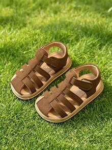 1 par de sandalias para niños con parte superior de PU, suela gruesa antideslizante, cierre de gancho y bucle, nuevo diseño de punta cerrada 2026 para proteger mejor los pies de los niños, forro suave y transpirable, adecuado para caminar, jugar, playa, uso casual - Granate - Ver 5