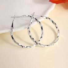 1 Đôi bông tai bạc dập nổi hình vòng đôi, thiết kế tối giản thanh lịch, phù hợp để đeo hàng ngày và đi làm. - Xem 8