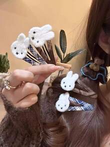 MIFFY 韩版秋冬新款兔子格子BB夹可爱毛绒刺绣刘海侧夹发饰，日系可爱风，蓝棕格子配色，3D蓬松米菲兔头，美观柔软的毛绒和布料材质，金属夹子牢固固定 - 彩色 - 查看 3