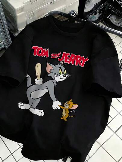 SHEIN X Tom & Jerry Áo thun ngắn tay mùa hè dành cho nữ, với họa tiết các nhân vật hoạt hình kinh điển và chủ đề âm nhạc vui nhộn cùng thiết kế chữ thương hiệu, hoàn hảo cho phong cách retro Mỹ và vẻ ngoài ngọt ngào, cá tính của các cô gái E-girl. Thích hợp cho đi làm hàng ngày, hẹn hò với bạn bè, chụp ảnh đường phố, mua sắm mùa hè, dã ngoại trường, nghỉ dưỡng, trang phục lễ hội âm nhạc và nhiều hơn nữa. Một chiếc áo cơ bản để tạo nên những bộ trang phục thoải mái, ngọt ngào và cá tính, giúp bạn trẻ trung hơn.