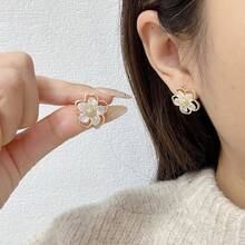 一对精致白色花朵镶嵌耳钉，镀金镂空花朵耳环，优雅简约女士耳环，适合日常办公佩戴 - 查看 3