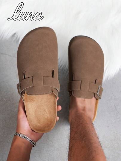 Dép lê nam kiểu dáng slip-on - Đế chống trơn trượt, lót mềm mại - Màu đen/nâu, thích hợp sử dụng trong nhà/ngoài trời, tại nhà/văn phòng/khi đi du lịch - Thiết kế tối giản hiện đại, kiểu dáng slip-on thời trang, cấu trúc bền chắc, giày dép thoải mái, phù hợp cho nhân viên văn phòng.