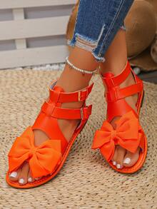 1 đôi sandal nữ màu trơn hở mũi kiểu La Mã, được làm từ chất liệu liền mạch mềm mại và linh hoạt, có khóa cài quai cổ chân, họa tiết hoa bướm trang trí phá cách, mang lại sự thoải mái trong từng bước đi. - Hoa bướm màu cam - Xem 4