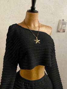 Conjunto de dos piezas para mujer color amarillo claro sólido, blusa asimétrica de hombro descubierto y shorts de tejido texturizado, estilo casual y fresco, ideal para vacaciones, playa, verano, uso diario y salidas relajadas - Negro - Ver 4