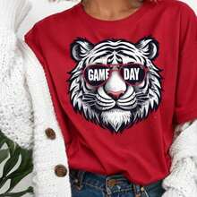 Purple & Gold Game Day Tiger Shirt Unisex |   Retro Tiger Graphic Tee |   Game Day-Shirt |   Sports Fan Shirt |   College Game Day Outfit Cute Oversized Tshirts Women Round Neck Street Cotton Short Sleeved-Shirt - 紅色 - 查看 2