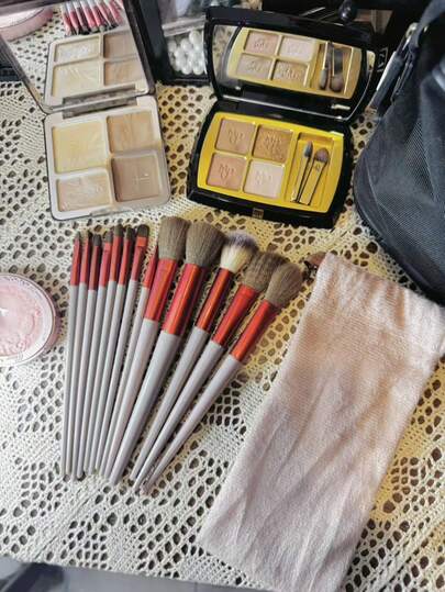 Bộ 13 cọ trang điểm chuyên nghiệp lông mềm, bộ dụng cụ trang điểm mặt hoàn chỉnh bao gồm cọ tán phấn mắt, kem nền, má hồng. Lông cọ dày, mềm mại, thân thiện với da, dễ sử dụng. Phù hợp cho người mới bắt đầu trang điểm và chuyên gia trang điểm. Lựa chọn quà tặng hoàn hảo cho bạn gái, bạn bè, mẹ. Lý tưởng cho sinh nhật, Giáng sinh, Năm mới và quà tặng bất ngờ hàng ngày.