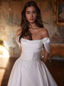 Elegant Off-The-Shoulder Ruched Satin A-Line Wedding Dress With Pearl Embellishments & Train, Wedding Dresses For Bride, Elegant And Comfortable, Includes Plus Sizes, Bridal Gown, Formal Dresses For Women, Suitable For Wedding, Party, After-Party Dress, Cocktail Party, Bride, Party Dress, Formal Occasions, Dinner Dress, Prom Dress, Birthday Party, Celebration, Gala, Festival, Ceremony, Graduation, Homecoming Dress, Vacation, White - trắng - Xem 2