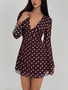 Vestido Corto Mujer Manga Larga Transparente, Color Marrón Oscuro Estampado Lunares Blancos, Cuello En V Profundo, Corte Entallado Moldeador De Pecho Y Cintura Fruncido, Mangas Acampanadas Transparentes, Falda Corta Fluyente De Malla, Estilo Sensual Retro Elegante Ideal Para Salidas Nocturnas Y Citas - Marrón - Ver 4