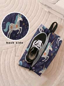 Este organizador versátil de zapatos y bolsos, con un diseño distintivo de estampado de unicornio, es la solución perfecta para el almacenamiento y la organización. Construido con un material resistente, cuenta con un cierre con cremallera y un asa de transporte cómoda. - Multicolor - Ver 2