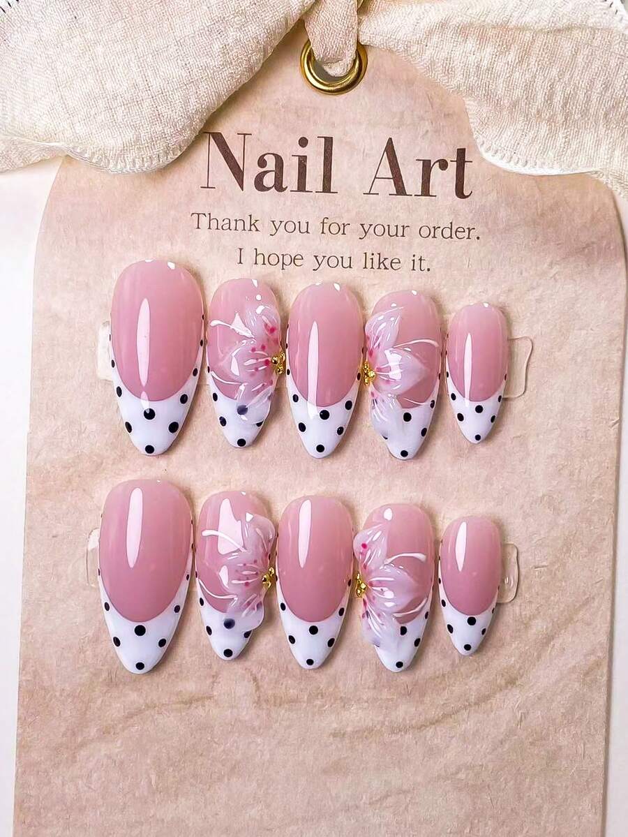 10 pièces de faux ongles en forme d'amande faits à la main, style français blanc avec des pois noirs et un design sculpté en 3D. Adopte une base d'ongle nude peinte à la main, assortie aux bords français blancs et aux pois noirs, et décoré de sculptures de fleurs à trois pétales faites à la main et de pistils. Élégant, romantique et minimaliste, ces patchs d'ongles de luxe, sexy et haut de gamme conviennent à la vie quotidienne, aux rendez-vous, aux concerts et aux occasions professionnelles légères, et constituent un excellent cadeau pour les femmes et les filles. - Multicolore - Voir 1