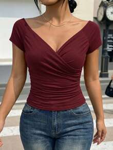 Blusa manga corta, escote cruzado en V, corte ajustado, diseño elegante y sofisticado, tejido suave y elástico, prenda ideal para oficina, eventos sociales, salidas formales o casuales - Burdeos - Ver 3