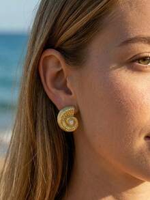 Orecchini a bottone grandi a forma di conchiglia marina con perle finte, orecchini grandi e rotondi color oro per donna, set di orecchini con fiori geometrici e perle finte, gioielli in acciaio inossidabile di alta qualità, ideali per occasioni glamour, vacanze, matrimoni, uso quotidiano, festival musicali e vacanze al mare. Perfetti per San Valentino, compleanni, festa della mamma. - Dorato - Visualizzare 5