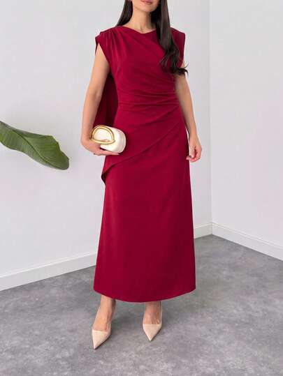 女士酒红色无袖裹身式中长连衣裙，收腰设计，简约优雅鸡尾酒会礼服