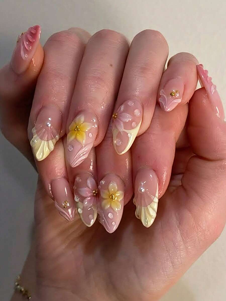 中號杏仁形穿戴式美甲貼片 10 件 DIY 套裝,馬卡龍配色藍色、黃色與裸粉色,飾有 3D 浮雕貝殼、花朵、珍珠與金色細節,夏日島嶼風美甲貼片 - 彩色 - 查看 1