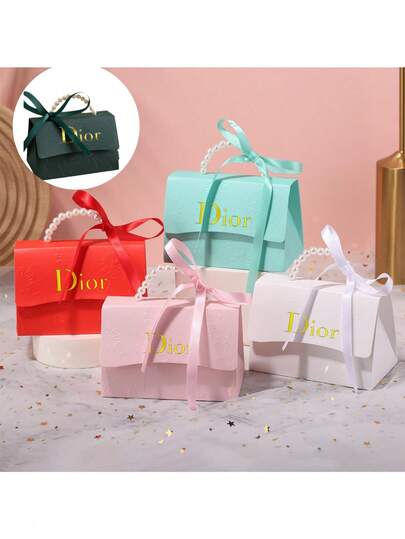 Hộp quà cưới hình vòng tay ngọc trai, hộp quà nhỏ sáng tạo có tay cầm, thiết kế 3D chắc chắn không bị xẹp, có thể đựng kẹo, sô cô la, phụ kiện nhỏ, các chi tiết ngọc trai làm tăng thêm không khí trang trọng cho lễ cưới, thích hợp cho đám cưới, lễ đính hôn, sinh nhật, tiệc mừng em bé, quà tặng và quà lưu niệm.
