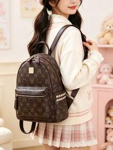 Mochila con patrón de monograma de moda, bolso de hombro de piel de PU ligero con encanto esponjoso, para mujeres y niñas - Marrón - Ver 5