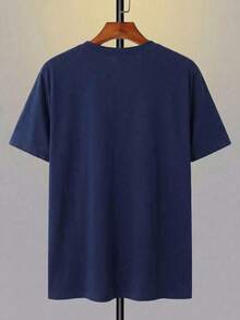 Camiseta casual de cuello redondo para hombre, hecha de tela de punto de poliéster con un ligero estiramiento, ajuste regular, decorada con estampado 3D de calavera y rayas patrióticas en los hombros, una camiseta gráfica novedosa. - Azul marino - Ver 3
