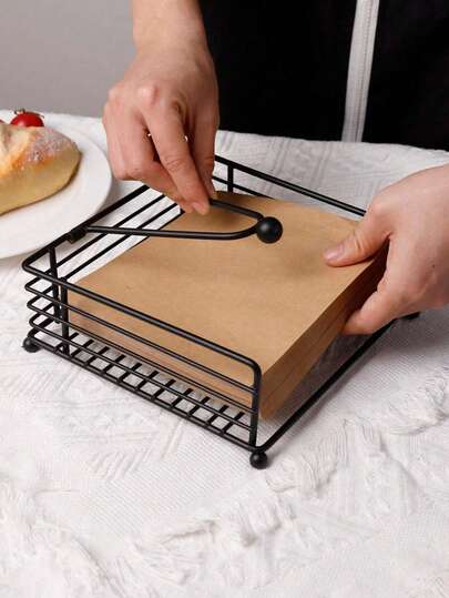 1 hộp đựng khăn ăn hình vuông bằng kim loại màu vàng/đen, hộp phân phối giấy ăn, hộp sắp xếp khăn ăn, thích hợp cho bàn ăn, phòng tắm, trang trí bàn làm việc, làm quà tặng, cũng thích hợp cho dịp năm mới và trang trí nhà cửa.
