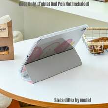 三折高透明亚克力保护套，带笔槽。蓝色格纹粉色苹果图案可堆叠三折高透明亚克力版本。蓝白格子柔软可爱粉色苹果图案三折高透明亚克力保护套。平板电脑保护套特点：三折支架设计、智能休眠/唤醒功能、透明柔软背板、内置笔槽、精准开孔、轻巧便携。 - 彩色 - 查看 6