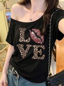 女款時尚露肩豹紋 LOVE 與嘴唇圖案 T-shirt，短袖聚酯纖維高彈性休閒上衣，夏季穿搭 - 黑色 - 查看 11
