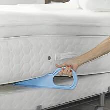 Set de 3 piezas, que incluye 2 elevadores de colchón y 1 sujetador de sábana sin arrugas. Fabricado con material de madera resistente, suave y firme. Para usar, primero el colchón con los elevadores, luego inserte rápidamente el sujetador de sábana entre el colchón y el armazón de la cama. (Color aleatorio) - Celeste - Ver 9